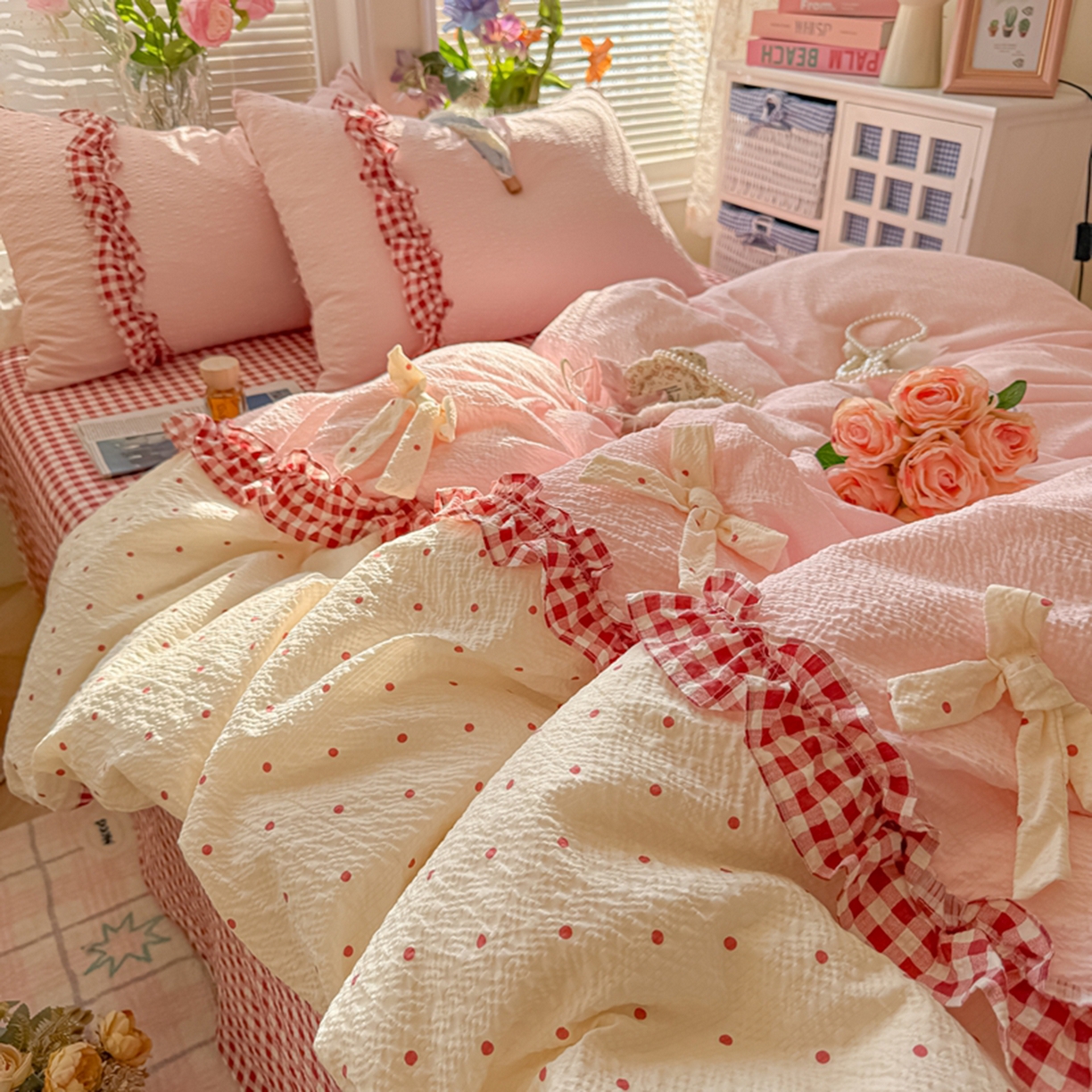 91家纺网 家纺一手货源 找家纺 子钦家纺 2026春夏新款提花泡芙棉甜系格子软乎乎的治愈床品花边蝴蝶结床单床笠四件套-邹邹奶芙（场景二） 邹邹奶芙-奶红波点