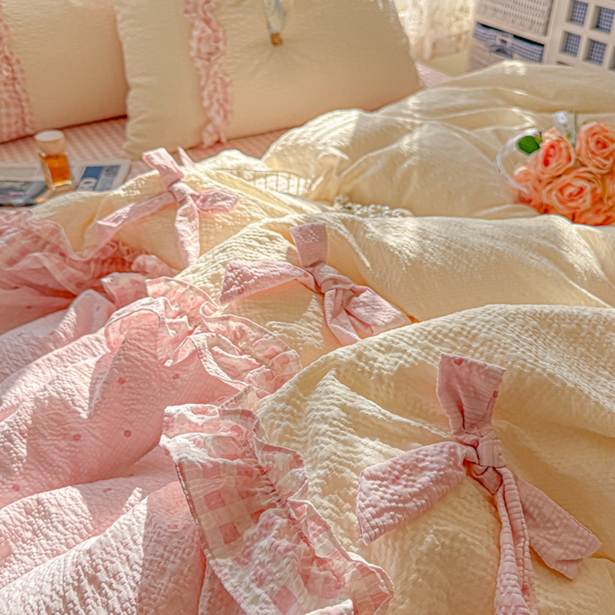 91家纺网 家纺一手货源 找家纺 子钦家纺 2026春夏新款提花泡芙棉甜系格子软乎乎的治愈床品花边蝴蝶结床单床笠四件套-邹邹奶芙（场景二） 邹邹奶芙-奶粉波点