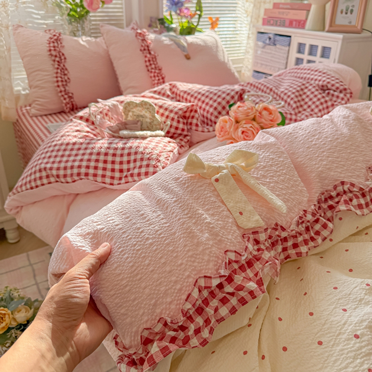 91家纺网 家纺一手货源 找家纺 子钦家纺 2026春夏新款提花泡芙棉甜系格子软乎乎的治愈床品花边蝴蝶结床单床笠四件套-邹邹奶芙（场景二） 邹邹奶芙-奶红波点
