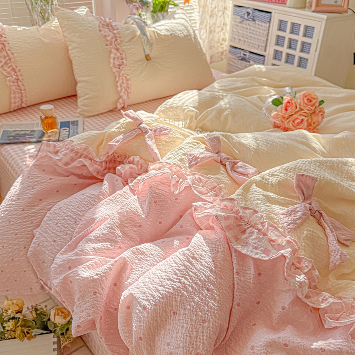 91家纺网 家纺一手货源 找家纺 子钦家纺 2026春夏新款提花泡芙棉甜系格子软乎乎的治愈床品花边蝴蝶结床单床笠四件套-邹邹奶芙（场景二） 邹邹奶芙-奶粉波点