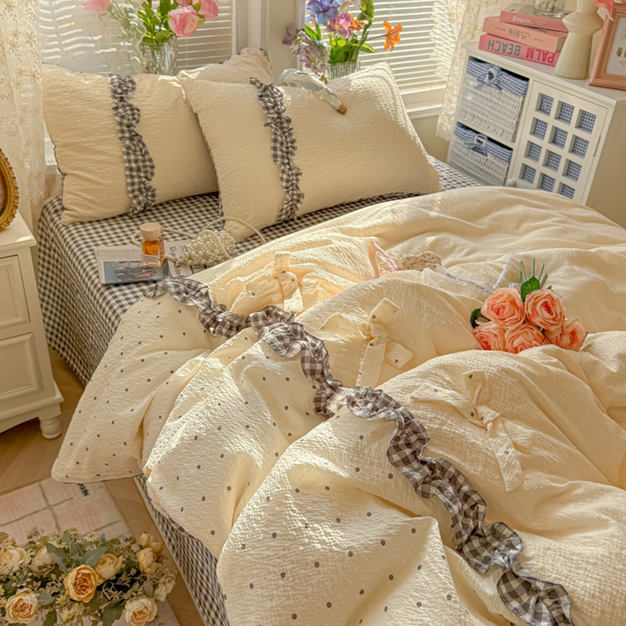91家纺网 家纺一手货源 找家纺 子钦家纺 2026春夏新款提花泡芙棉甜系格子软乎乎的治愈床品花边蝴蝶结床单床笠四件套-邹邹奶芙（场景二） 邹邹奶芙-奶灰波点