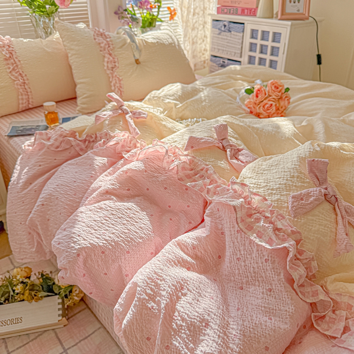 91家纺网 家纺一手货源 找家纺 子钦家纺 2026春夏新款提花泡芙棉甜系格子软乎乎的治愈床品花边蝴蝶结床单床笠四件套-邹邹奶芙（场景二） 邹邹奶芙-奶粉波点