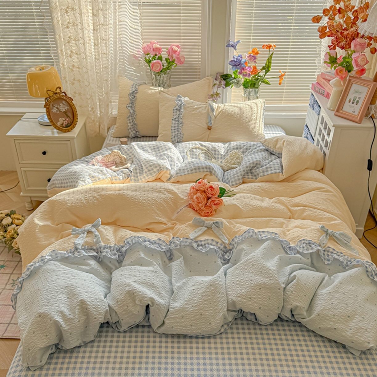 91家纺网 家纺一手货源 找家纺 子钦家纺 2026春夏新款提花泡芙棉甜系格子软乎乎的治愈床品花边蝴蝶结床单床笠四件套-邹邹奶芙（场景二） 邹邹奶芙-海盐蓝波点