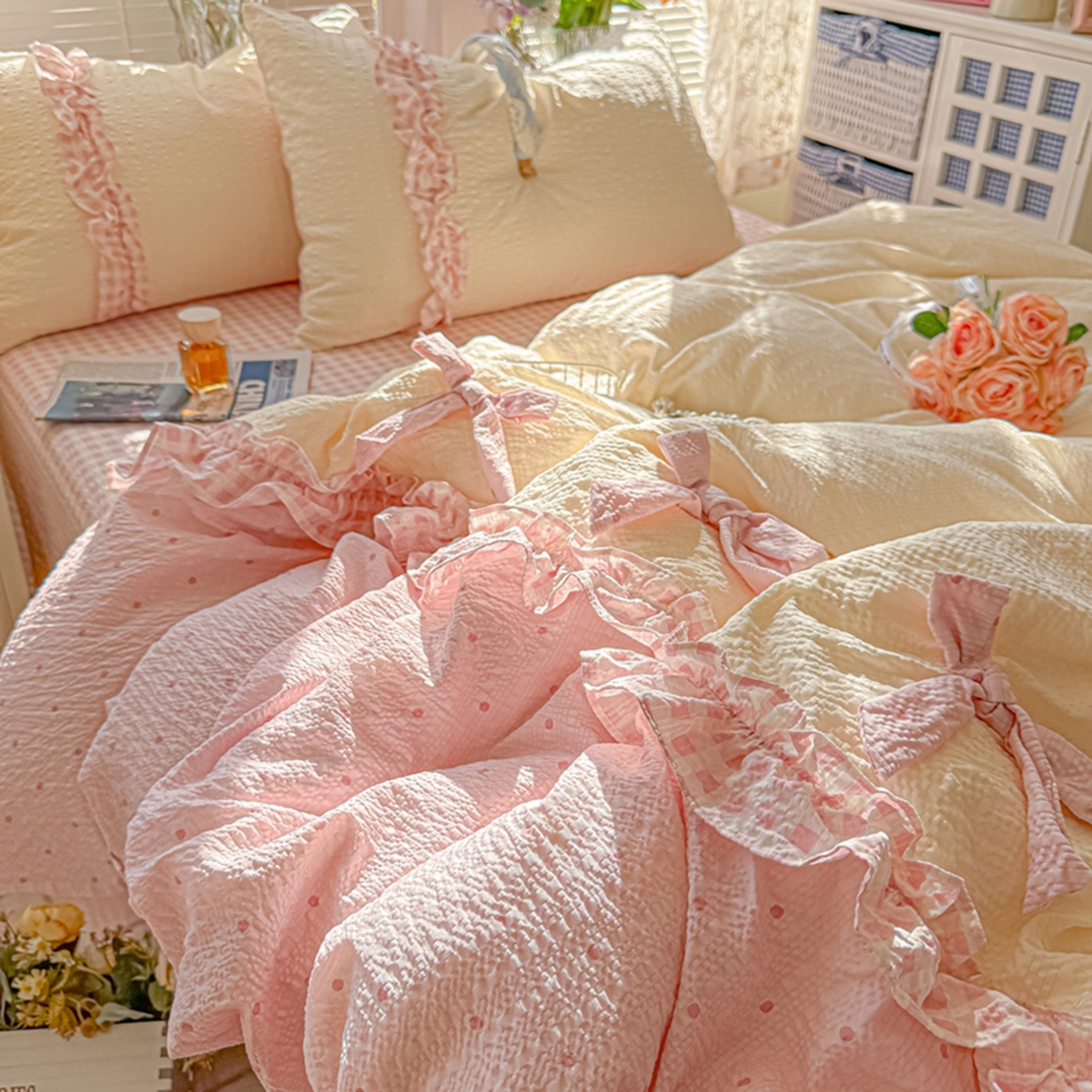91家纺网 家纺一手货源 找家纺 子钦家纺 2026春夏新款提花泡芙棉甜系格子软乎乎的治愈床品花边蝴蝶结床单床笠四件套-邹邹奶芙（场景二） 邹邹奶芙-奶粉波点
