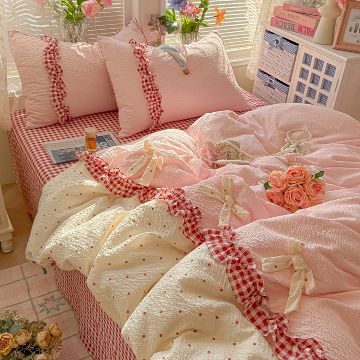 91家纺网 家纺一手货源 找家纺 子钦家纺 2026春夏新款提花泡芙棉甜系格子软乎乎的治愈床品花边蝴蝶结床单床笠四件套-邹邹奶芙（场景二） 邹邹奶芙-奶红波点