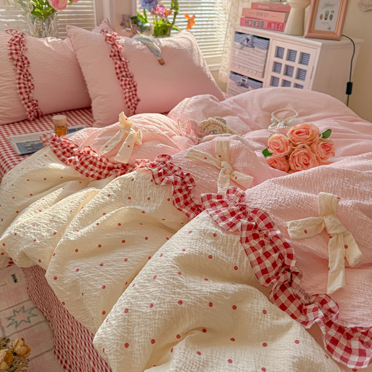 91家纺网 家纺一手货源 找家纺 子钦家纺 2026春夏新款提花泡芙棉甜系格子软乎乎的治愈床品花边蝴蝶结床单床笠四件套-邹邹奶芙（场景二） 邹邹奶芙-奶红波点