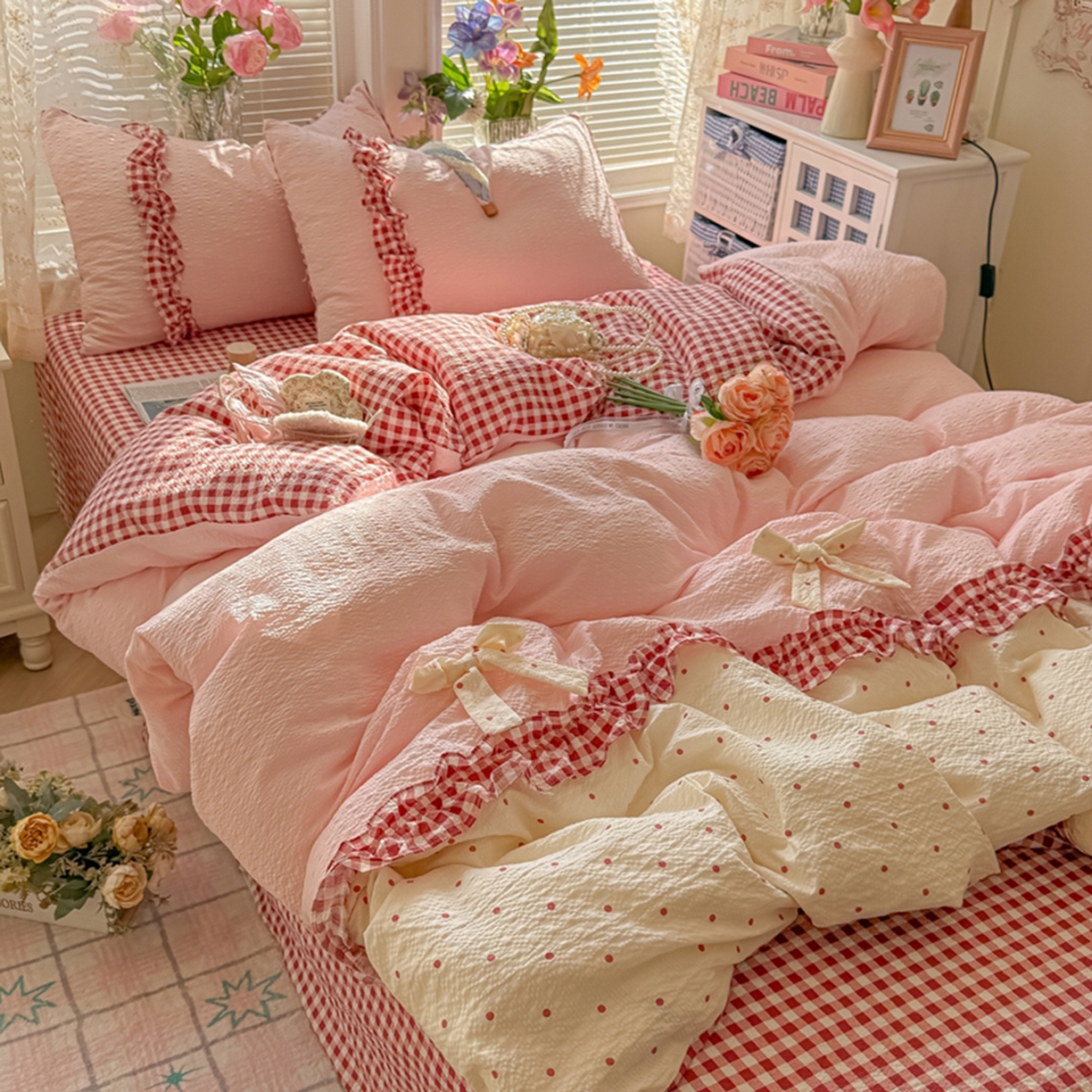 91家纺网 家纺一手货源 找家纺 子钦家纺 2026春夏新款提花泡芙棉甜系格子软乎乎的治愈床品花边蝴蝶结床单床笠四件套-邹邹奶芙（场景二） 邹邹奶芙-奶红波点