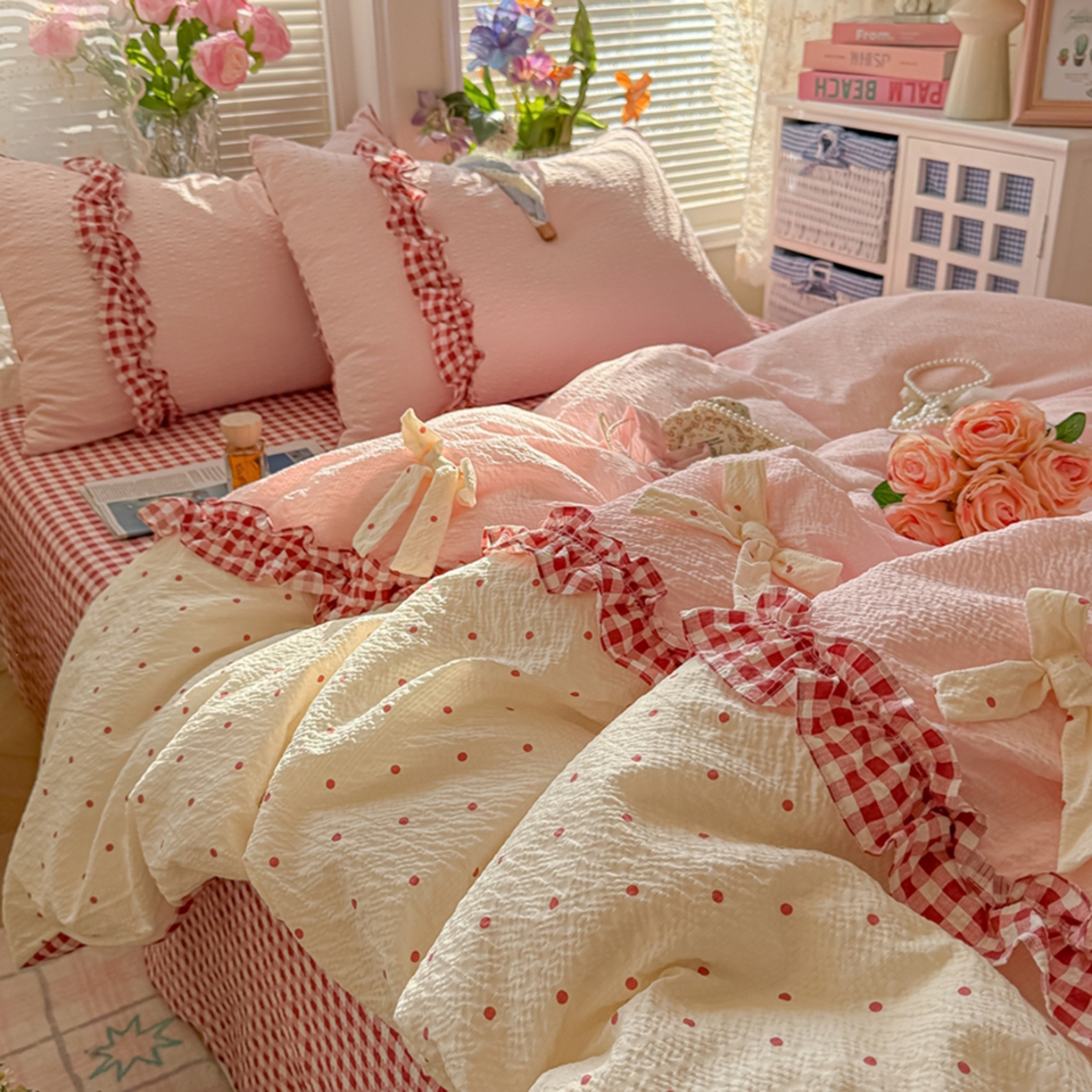 91家纺网 家纺一手货源 找家纺 子钦家纺 2026春夏新款提花泡芙棉甜系格子软乎乎的治愈床品花边蝴蝶结床单床笠四件套-邹邹奶芙（场景二） 邹邹奶芙-奶红波点