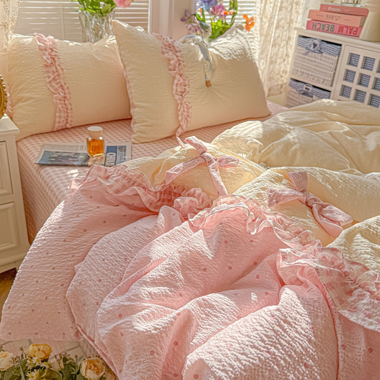 91家纺网 家纺一手货源 找家纺 子钦家纺 2026春夏新款提花泡芙棉甜系格子软乎乎的治愈床品花边蝴蝶结床单床笠四件套-邹邹奶芙（场景二） 邹邹奶芙-奶粉波点