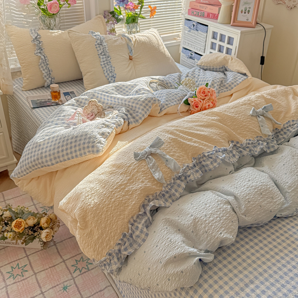 91家纺网 家纺一手货源 找家纺 子钦家纺 2026春夏新款提花泡芙棉甜系格子软乎乎的治愈床品花边蝴蝶结床单床笠四件套-邹邹奶芙（场景二） 邹邹奶芙-海盐蓝波点