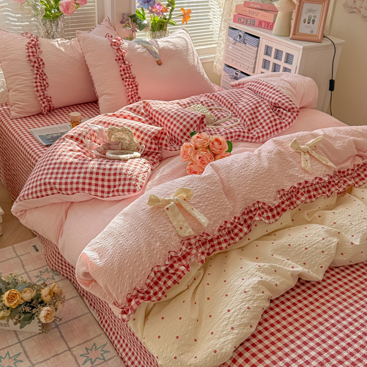 91家纺网 家纺一手货源 找家纺 子钦家纺 2026春夏新款提花泡芙棉甜系格子软乎乎的治愈床品花边蝴蝶结床单床笠四件套-邹邹奶芙（场景二） 邹邹奶芙-奶红波点
