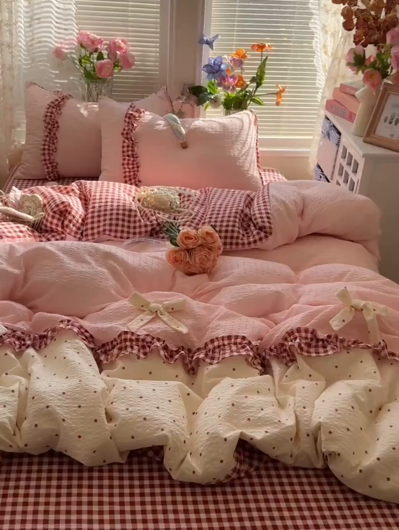 91家纺网 家纺一手货源 找家纺 子钦家纺 2026春夏新款提花泡芙棉甜系格子软乎乎的治愈床品花边蝴蝶结床单床笠四件套-邹邹奶芙（场景二） 邹邹奶芙-奶红波点