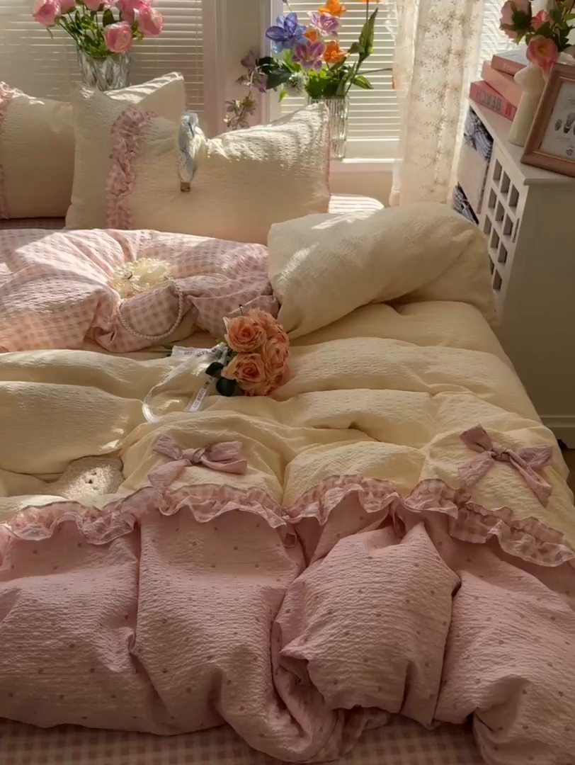 91家纺网 家纺一手货源 找家纺 子钦家纺 2026春夏新款提花泡芙棉甜系格子软乎乎的治愈床品花边蝴蝶结床单床笠四件套-邹邹奶芙（场景二） 邹邹奶芙-奶粉波点