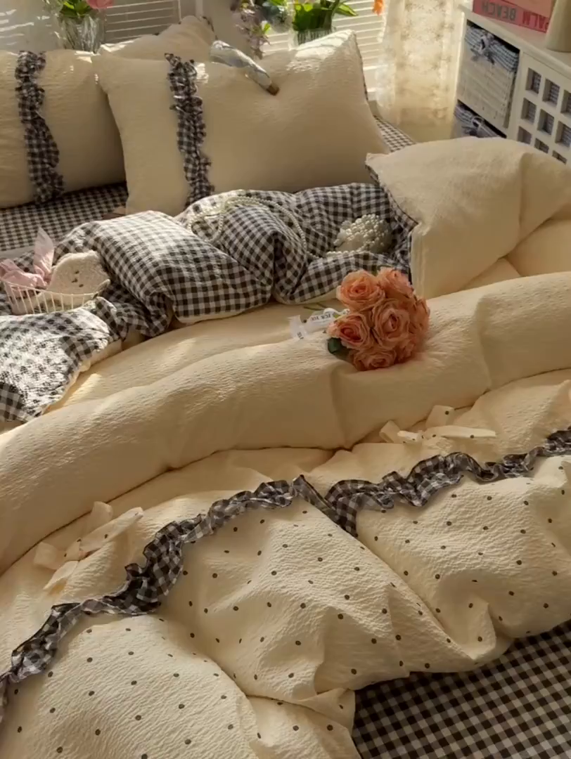 91家纺网 家纺一手货源 找家纺 子钦家纺 2026春夏新款提花泡芙棉甜系格子软乎乎的治愈床品花边蝴蝶结床单床笠四件套-邹邹奶芙（场景二） 邹邹奶芙-奶灰波点