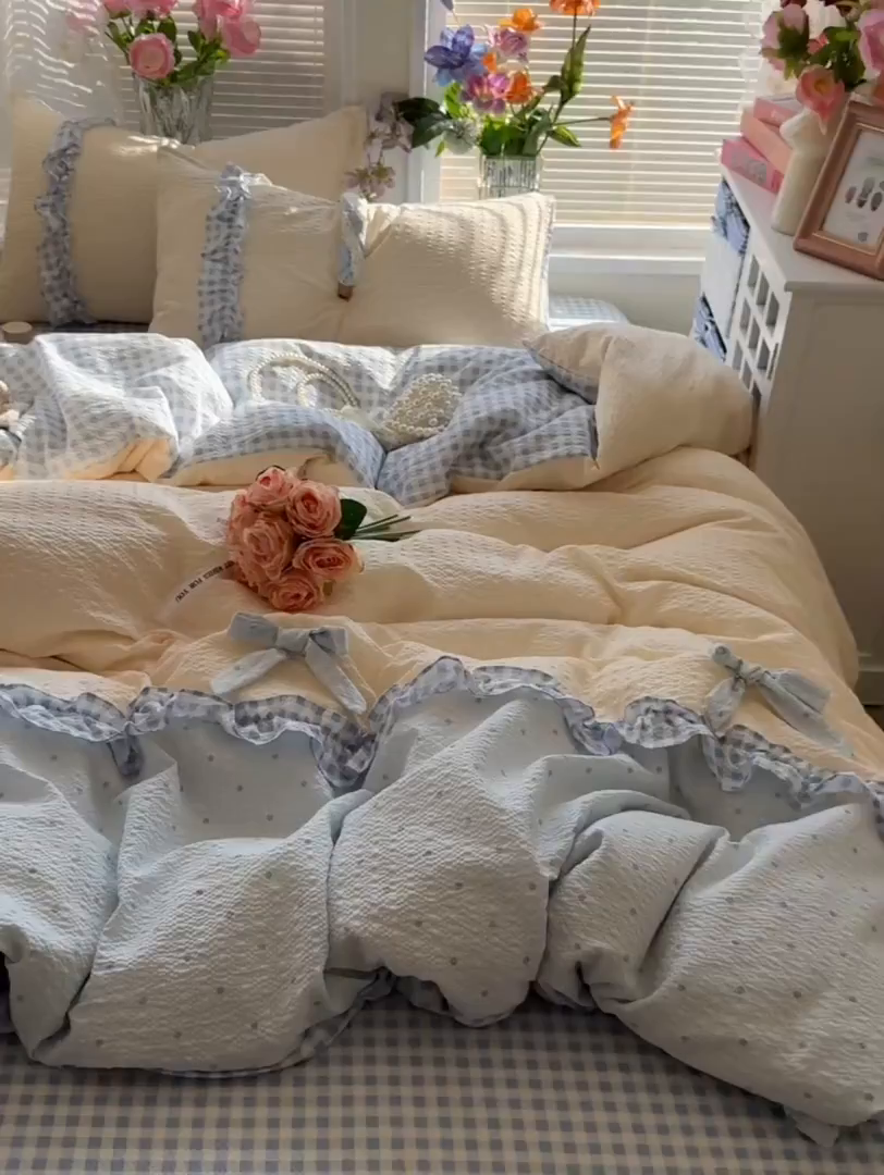 91家纺网 家纺一手货源 找家纺 子钦家纺 2026春夏新款提花泡芙棉甜系格子软乎乎的治愈床品花边蝴蝶结床单床笠四件套-邹邹奶芙（场景二） 邹邹奶芙-海盐蓝波点