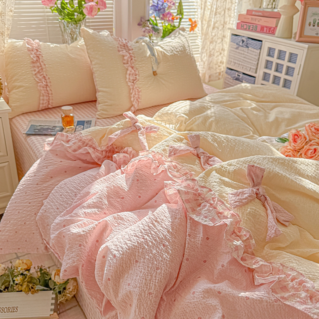 91家纺网 家纺一手货源 找家纺 子钦家纺 2026春夏新款提花泡芙棉甜系格子软乎乎的治愈床品花边蝴蝶结床单床笠四件套-邹邹奶芙（场景二） 邹邹奶芙-奶粉波点