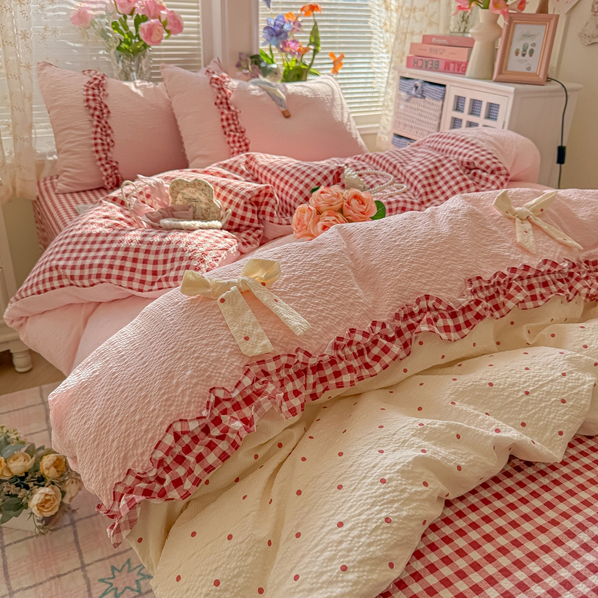 91家纺网 家纺一手货源 找家纺 子钦家纺 2026春夏新款提花泡芙棉甜系格子软乎乎的治愈床品花边蝴蝶结床单床笠四件套-邹邹奶芙（场景二） 邹邹奶芙-奶红波点