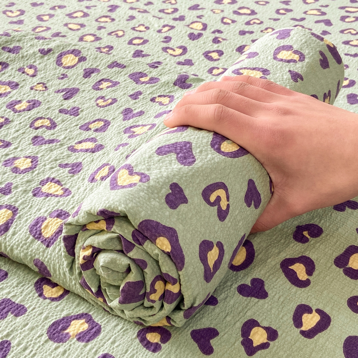 91家纺网 家纺一手货源 找家纺 赛琳 2026新款泡芙纱床单系列单床单床单单件（有买家秀） 绿绸豹纹心