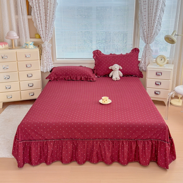 91家纺网 家纺一手货源 找家纺 爱多多家居 2026春夏新花边款水洗古棉单床裙 单床单 床裙-酒红波点