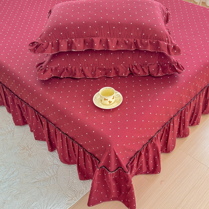 91家纺网 家纺一手货源 找家纺 爱多多家居 2026春夏新花边款水洗古棉单床裙 单床单 床裙-酒红波点