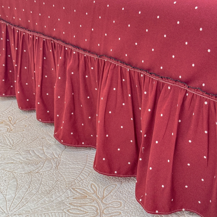 91家纺网 家纺一手货源 找家纺 爱多多家居 2026春夏新花边款水洗古棉单床裙 单床单 床裙-酒红波点