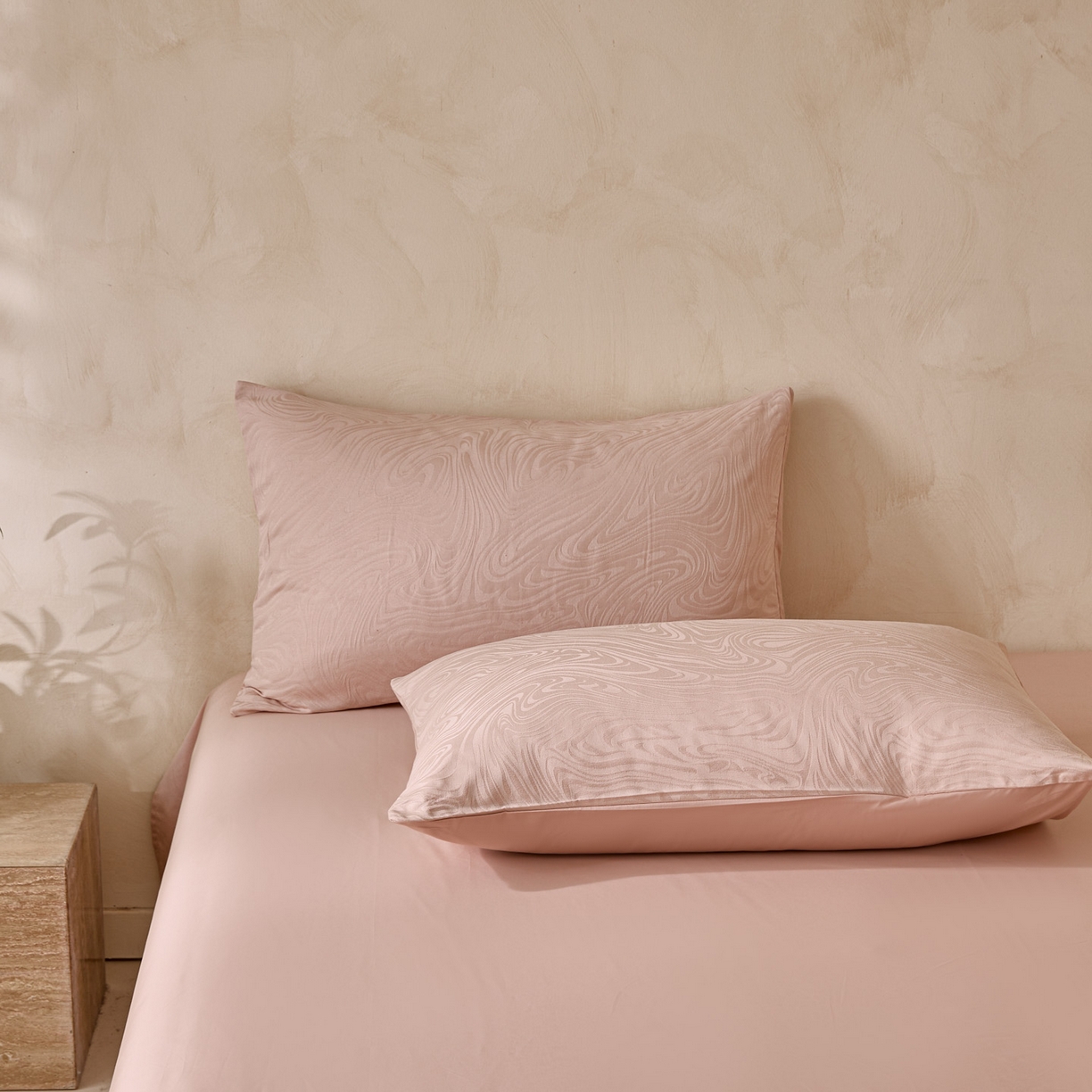 91家纺网 家纺一手货源 找家纺 雯雨家纺 2026新款全棉60s全棉提花四件套 月见粉澜