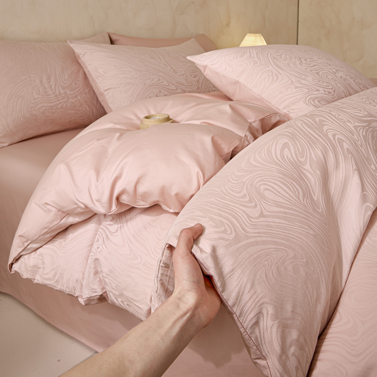 91家纺网 家纺一手货源 找家纺 雯雨家纺 2026新款全棉60s全棉提花四件套 月见粉澜