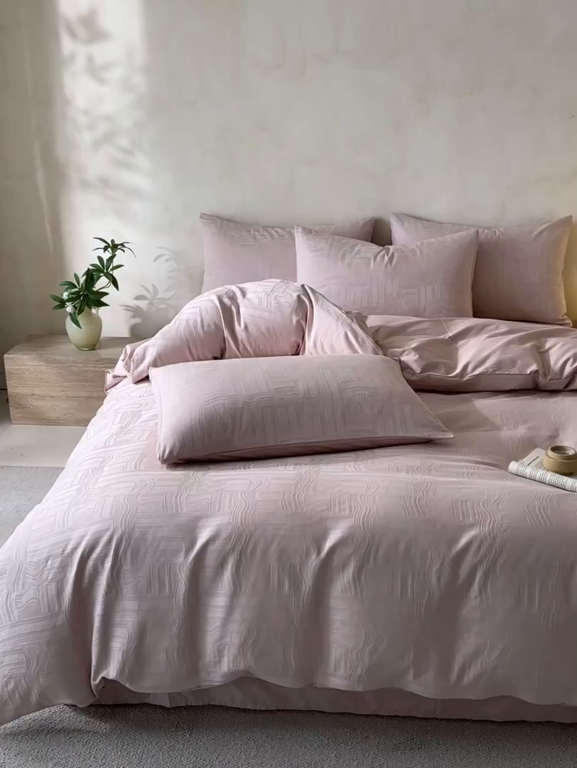 91家纺网 家纺一手货源 找家纺 雯雨家纺 2026新款全棉60s全棉提花四件套 月见粉澜