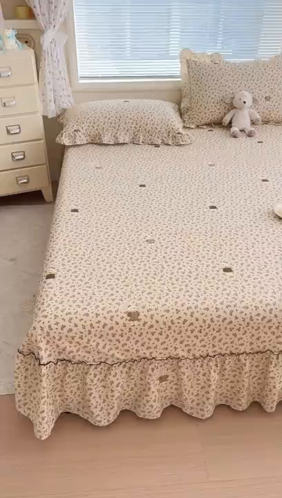 91家纺网 家纺一手货源 找家纺 爱多多家居 2026春夏新花边款水洗古棉单床裙 单床单 床裙-碎花小兔