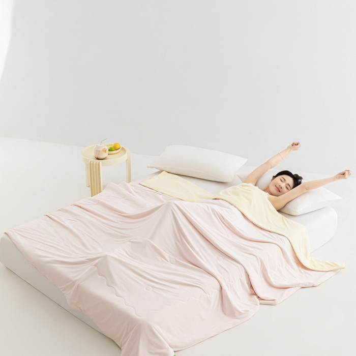 91家纺网 家纺一手货源 找家纺 爱彼家纺 2026夏季热款冰卡Pro+深睡双面用锦纶夏被空调被夏季A类抗菌冰凉单夏被-冰卡夏被系列 冰卡-浅粉+芝士