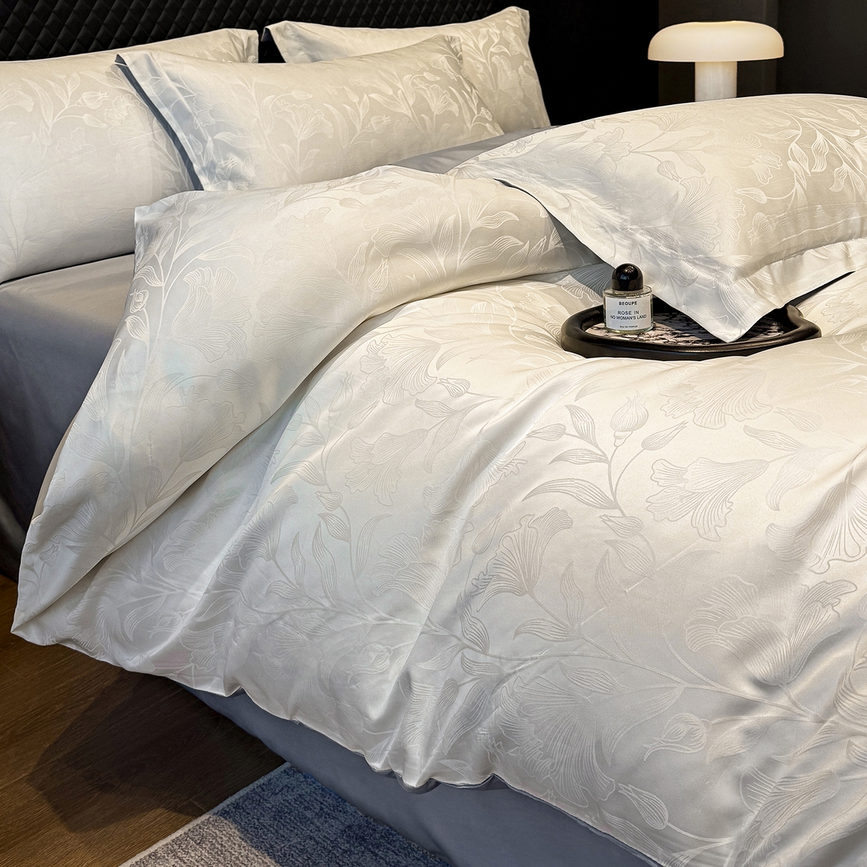 91家纺网 家纺一手货源 找家纺 奥汀洛家纺 2026春夏新款水洗冰丝亮丝提花四件套 百合-白