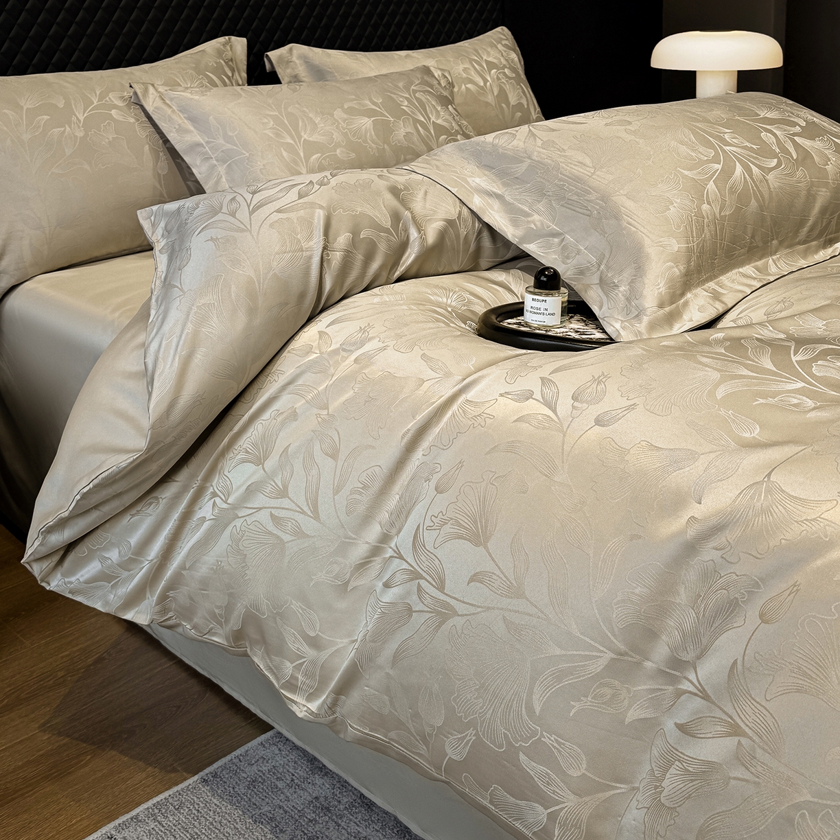 91家纺网 家纺一手货源 找家纺 奥汀洛家纺 2026春夏新款水洗冰丝亮丝提花四件套 百合-驼