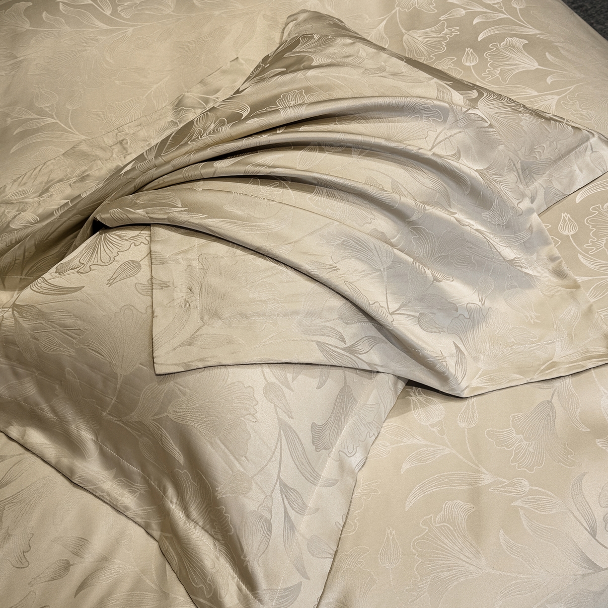 91家纺网 家纺一手货源 找家纺 奥汀洛家纺 2026春夏新款水洗冰丝亮丝提花四件套 百合-驼