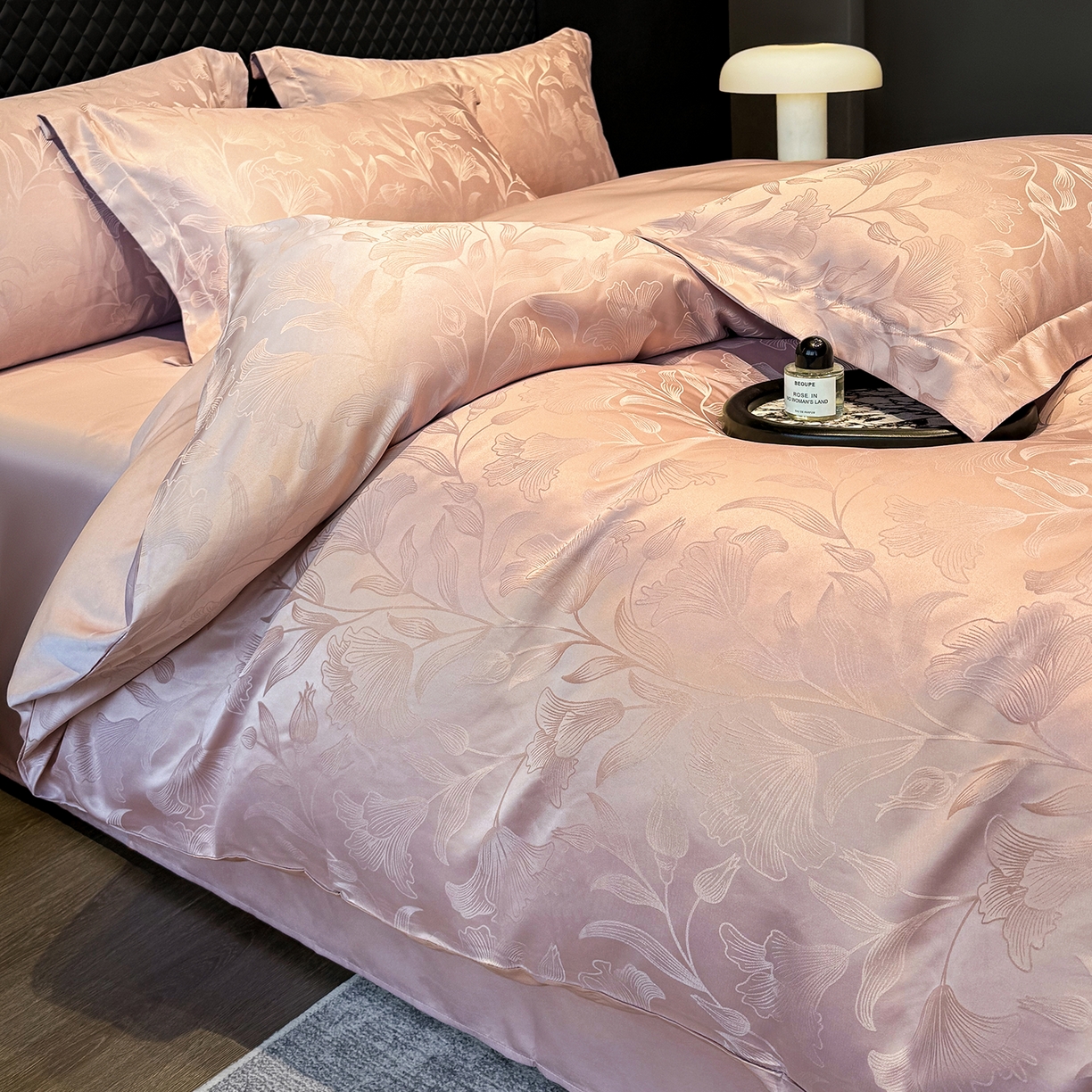 91家纺网 家纺一手货源 找家纺 奥汀洛家纺 2026春夏新款水洗冰丝亮丝提花四件套 百合-粉