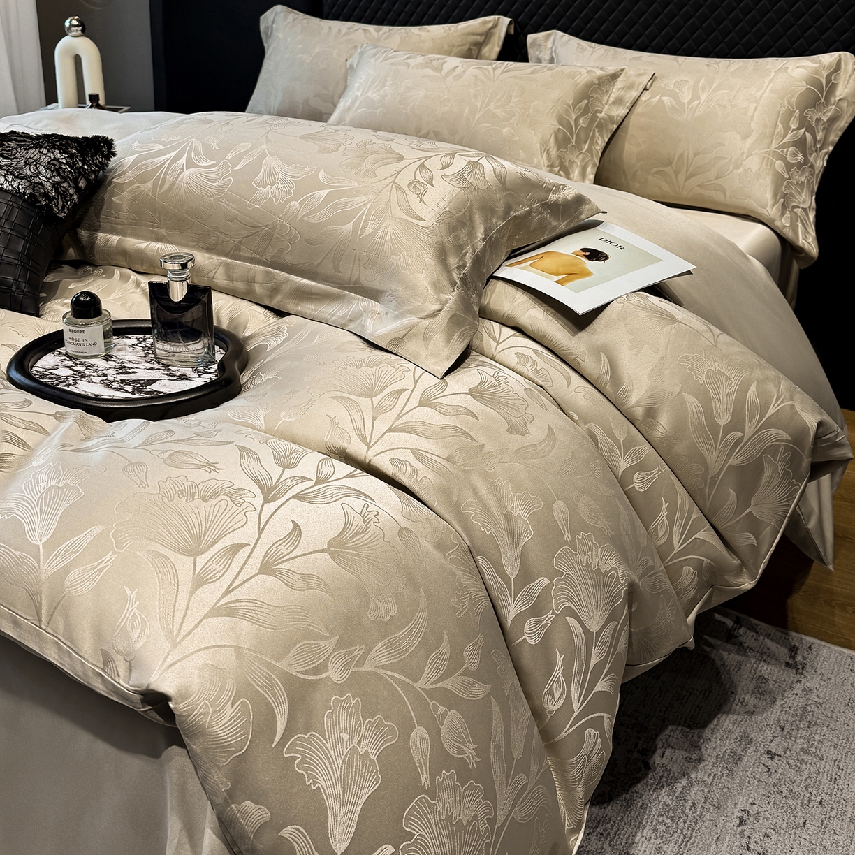 91家纺网 家纺一手货源 找家纺 奥汀洛家纺 2026春夏新款水洗冰丝亮丝提花四件套 百合-驼