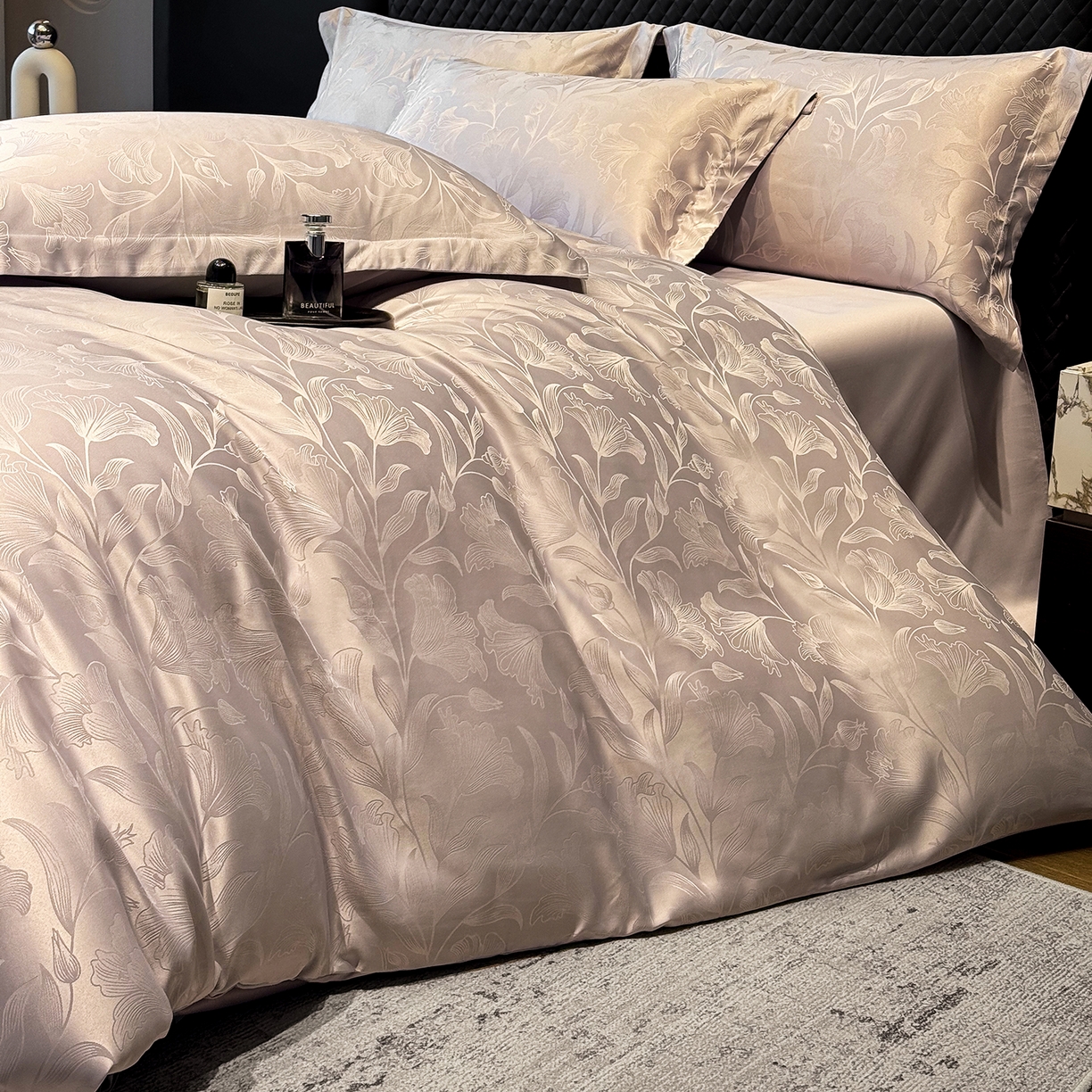 91家纺网 家纺一手货源 找家纺 奥汀洛家纺 2026春夏新款水洗冰丝亮丝提花四件套 百合-紫