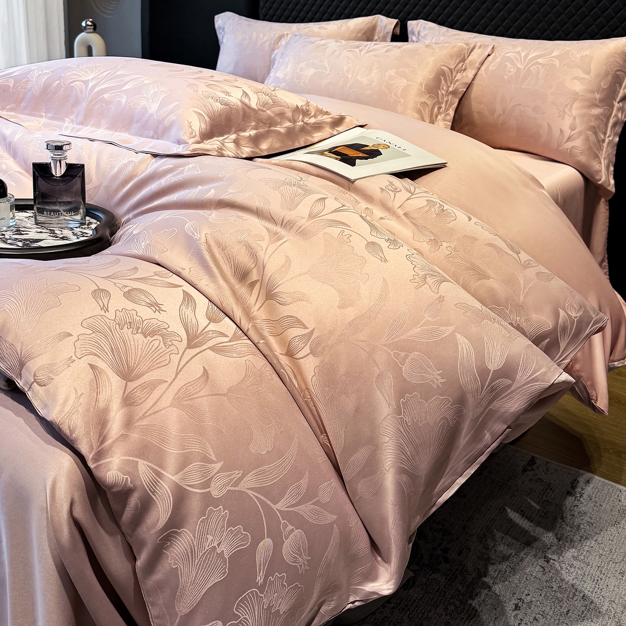 91家纺网 家纺一手货源 找家纺 奥汀洛家纺 2026春夏新款水洗冰丝亮丝提花四件套 百合-粉