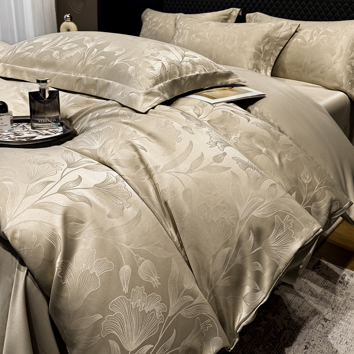 91家纺网 家纺一手货源 找家纺 奥汀洛家纺 2026春夏新款水洗冰丝亮丝提花四件套 百合-驼