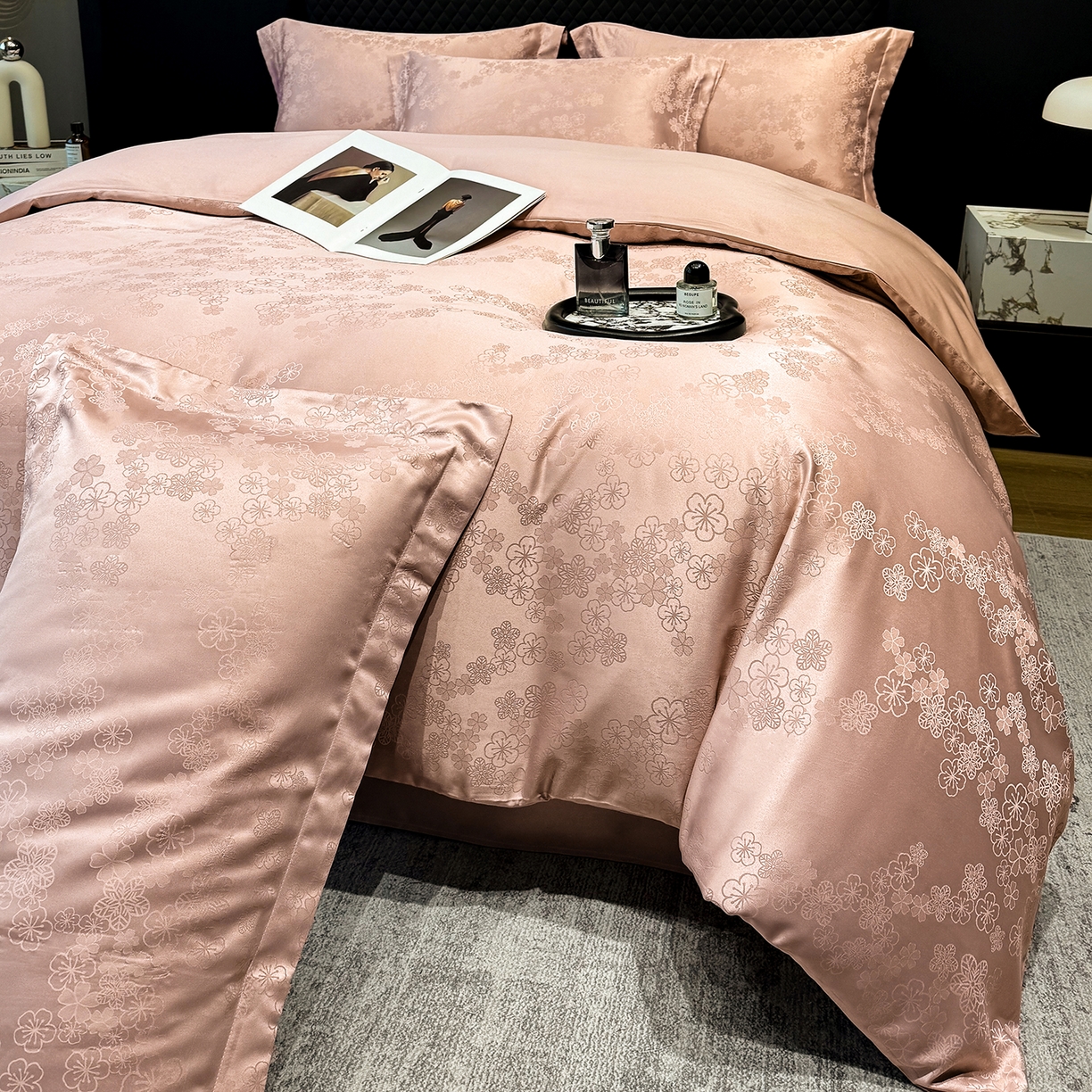 91家纺网 家纺一手货源 找家纺 奥汀洛家纺 2026春夏新款水洗冰丝亮丝提花四件套 蔷薇-粉