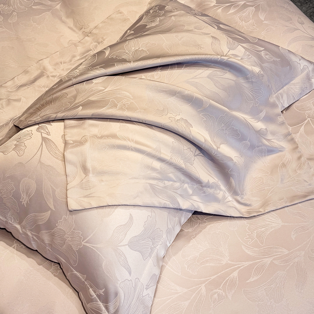 91家纺网 家纺一手货源 找家纺 奥汀洛家纺 2026春夏新款水洗冰丝亮丝提花四件套 百合-紫