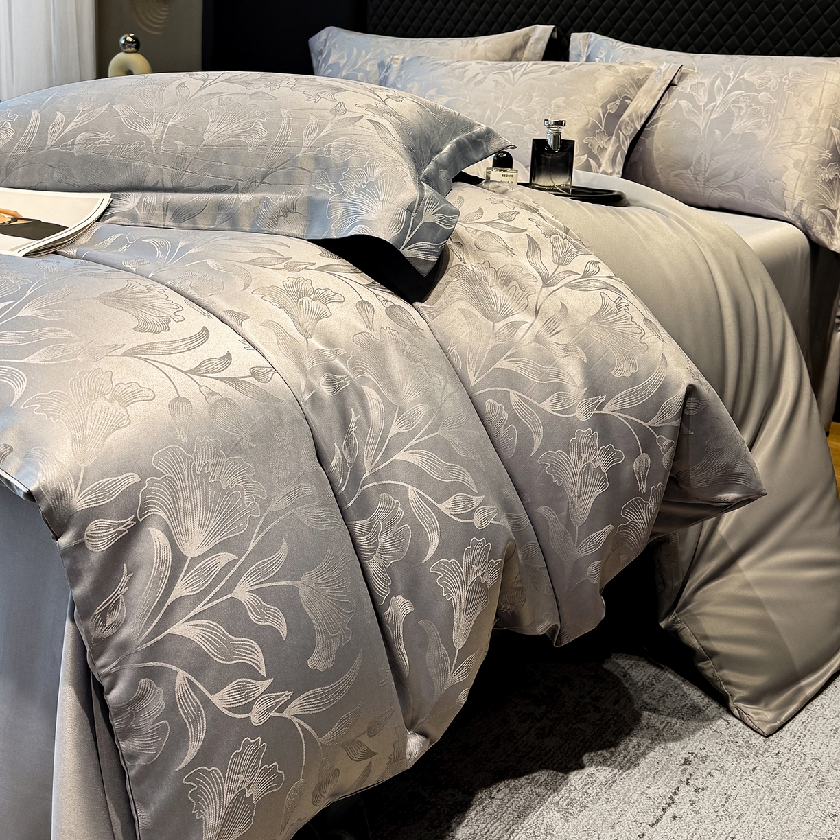 91家纺网 家纺一手货源 找家纺 奥汀洛家纺 2026春夏新款水洗冰丝亮丝提花四件套 百合-灰