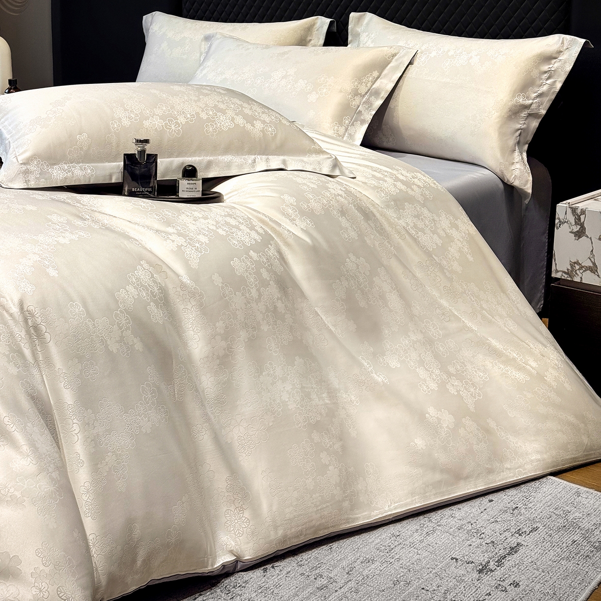 91家纺网 家纺一手货源 找家纺 奥汀洛家纺 2026春夏新款水洗冰丝亮丝提花四件套 蔷薇-白