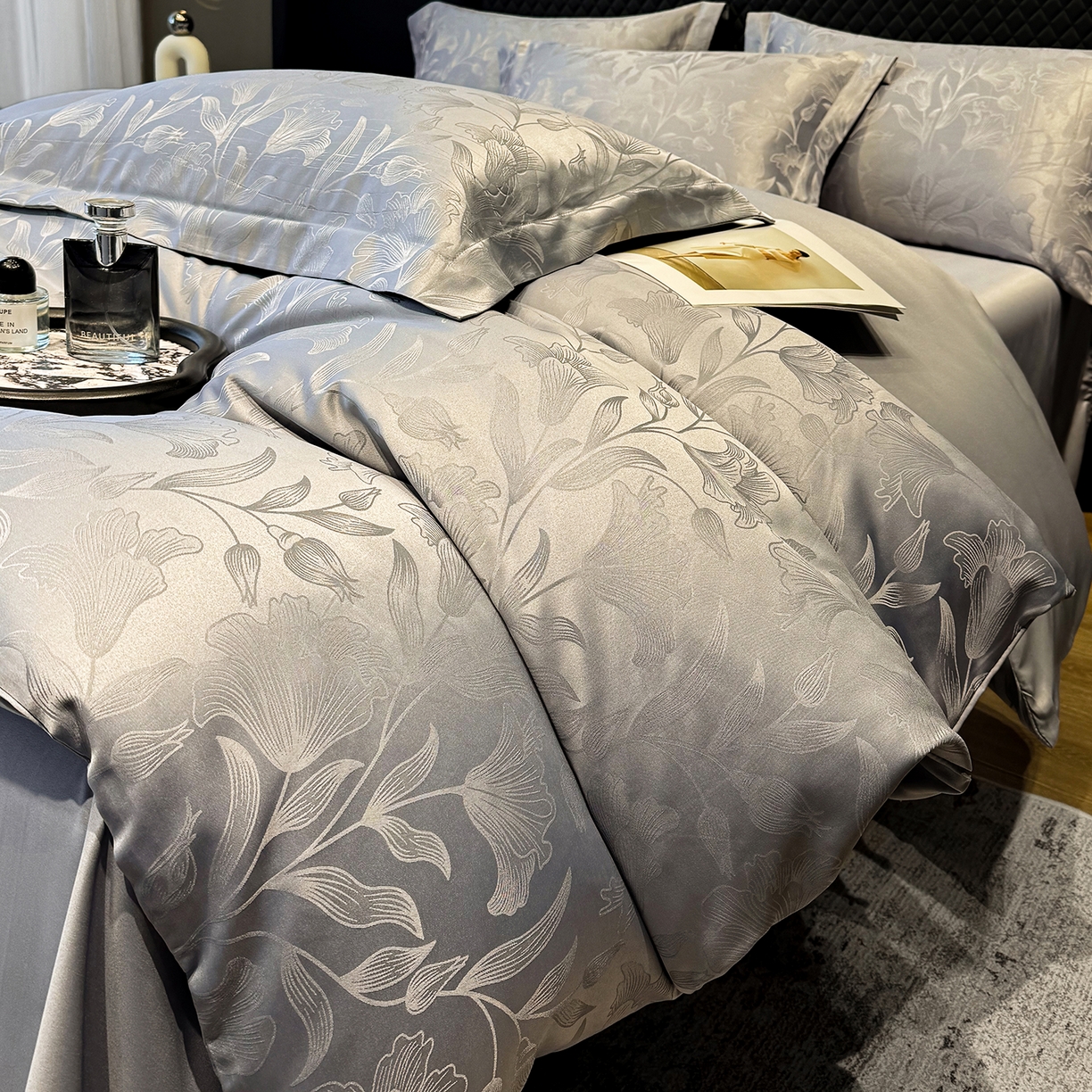 91家纺网 家纺一手货源 找家纺 奥汀洛家纺 2026春夏新款水洗冰丝亮丝提花四件套 百合-灰