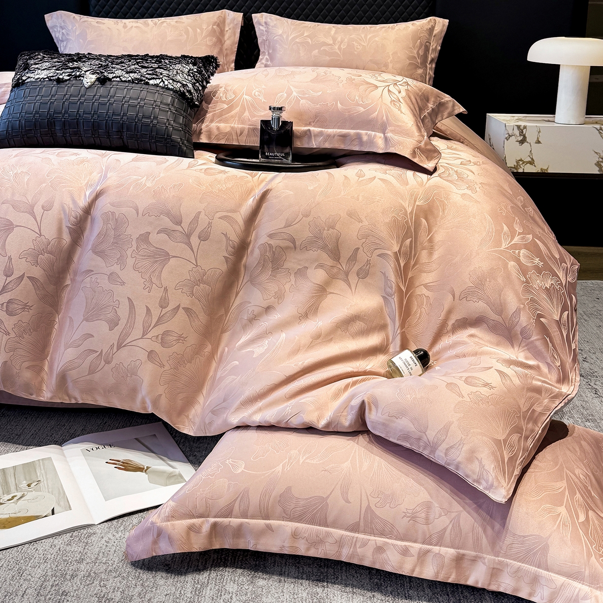 91家纺网 家纺一手货源 找家纺 奥汀洛家纺 2026春夏新款水洗冰丝亮丝提花四件套 百合-粉