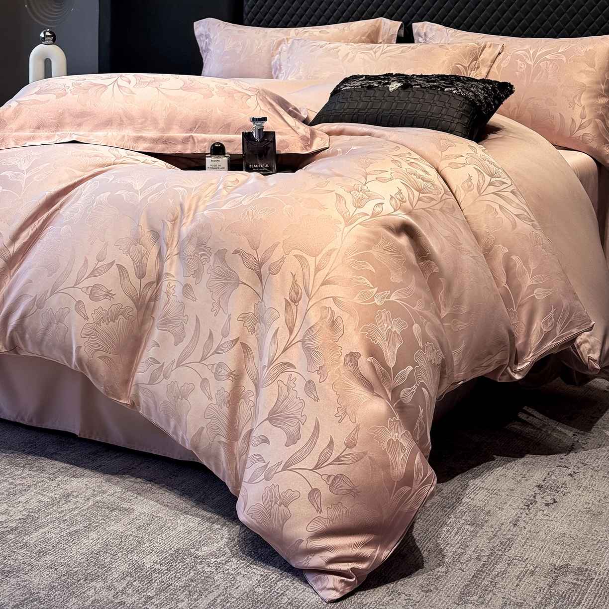 91家纺网 家纺一手货源 找家纺 奥汀洛家纺 2026春夏新款水洗冰丝亮丝提花四件套 百合-粉