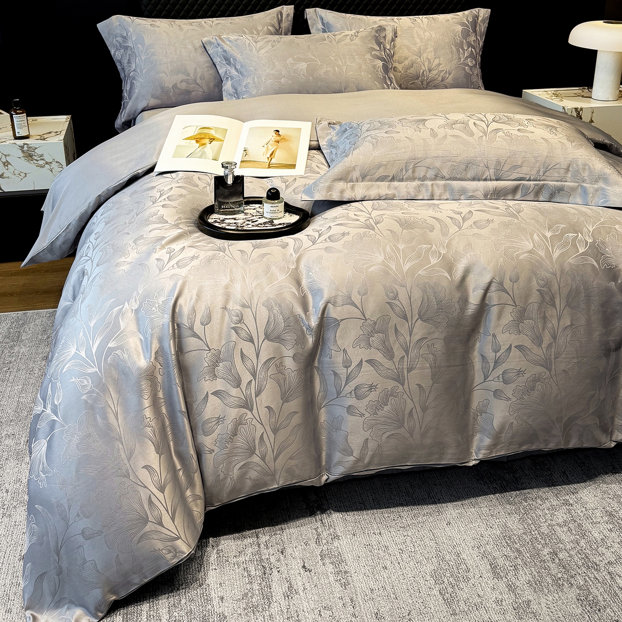 91家纺网 家纺一手货源 找家纺 奥汀洛家纺 2026春夏新款水洗冰丝亮丝提花四件套 百合-灰