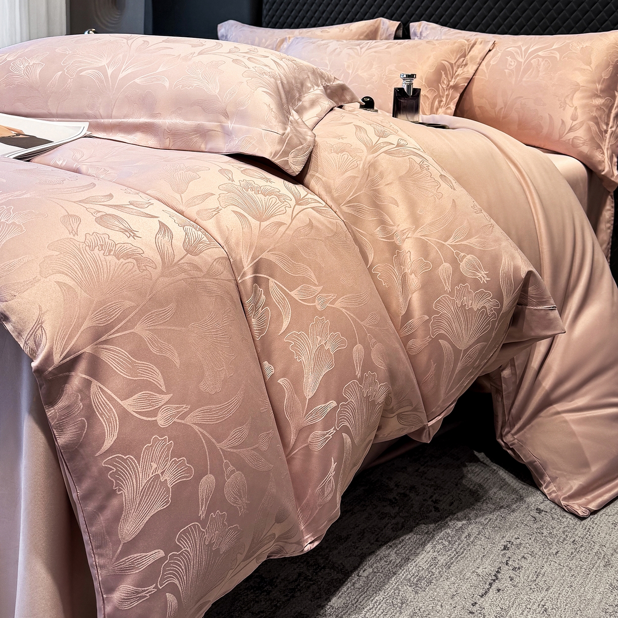 91家纺网 家纺一手货源 找家纺 奥汀洛家纺 2026春夏新款水洗冰丝亮丝提花四件套 百合-粉