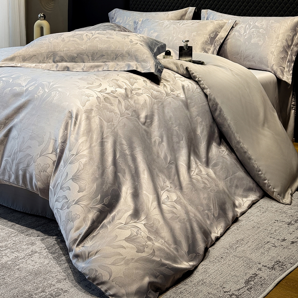 91家纺网 家纺一手货源 找家纺 奥汀洛家纺 2026春夏新款水洗冰丝亮丝提花四件套 百合-灰