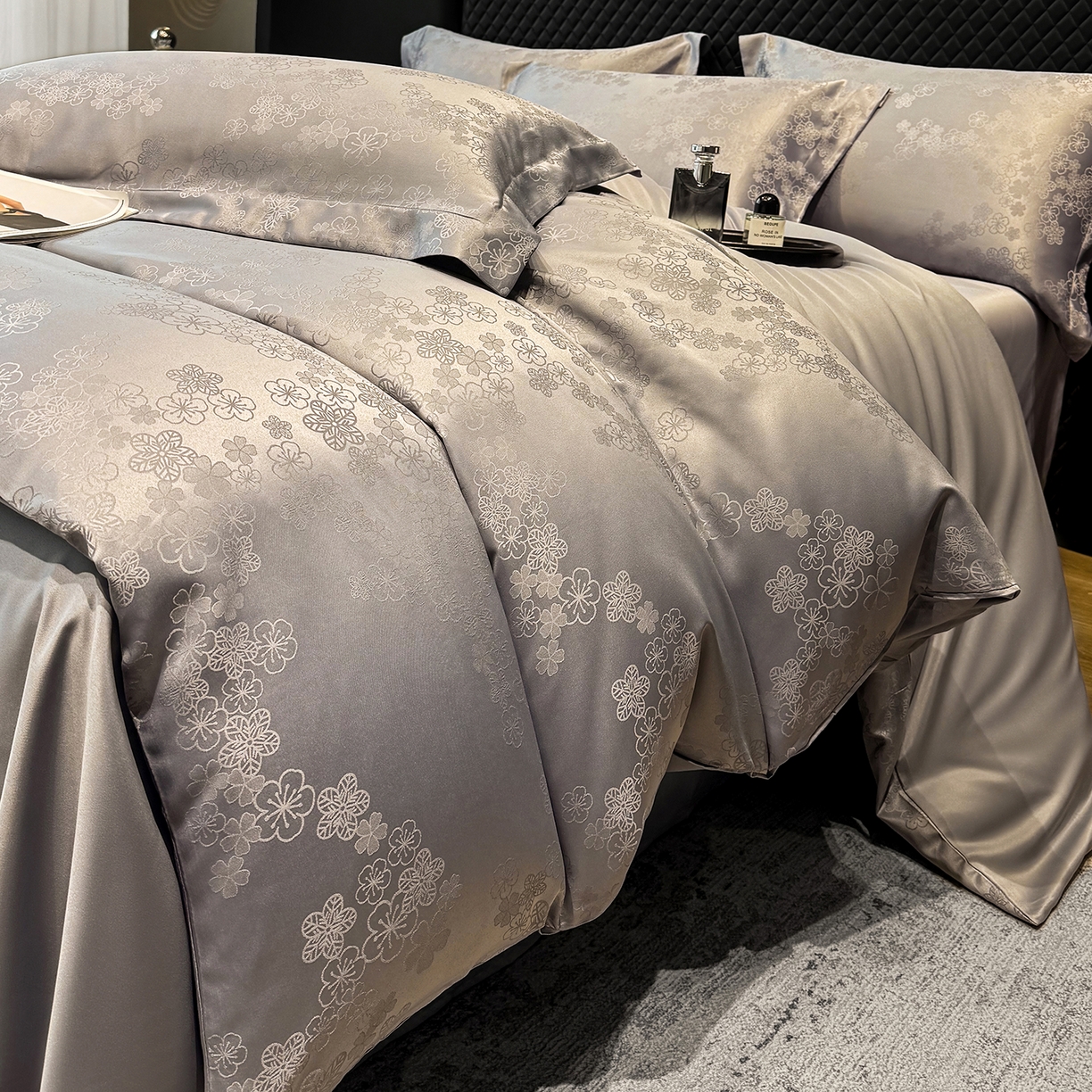 91家纺网 家纺一手货源 找家纺 奥汀洛家纺 2026春夏新款水洗冰丝亮丝提花四件套 蔷薇-灰