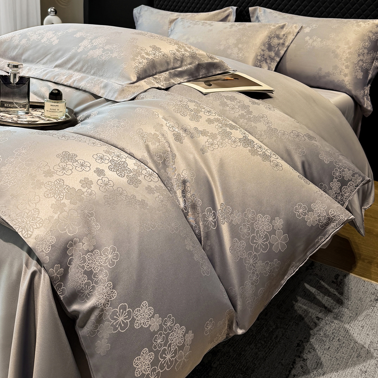 91家纺网 家纺一手货源 找家纺 奥汀洛家纺 2026春夏新款水洗冰丝亮丝提花四件套 蔷薇-灰